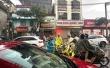 Công an phường Hà Đông lội nước hỗ trợ người dân trong mưa bão 