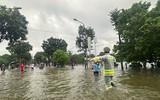 Công an phường Hà Đông lội nước hỗ trợ người dân trong mưa bão 