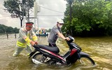 Công an phường Hà Đông lội nước hỗ trợ người dân trong mưa bão 