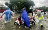 Công an phường Hà Đông lội nước hỗ trợ người dân trong mưa bão 