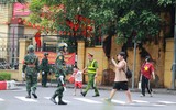 Công an Hà Nội tận tình hướng dẫn người dân xem sơ duyệt sự kiện A80 