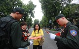 Công an Hà Nội tận tình hướng dẫn người dân xem sơ duyệt sự kiện A80 