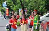 Công an Hà Nội tận tình hướng dẫn người dân xem sơ duyệt sự kiện A80 