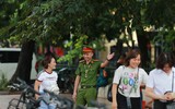 Công an Hà Nội tận tình hướng dẫn người dân xem sơ duyệt sự kiện A80 