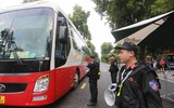 Công an Hà Nội tận tình hướng dẫn người dân xem sơ duyệt sự kiện A80 