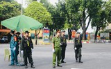 Công an Hà Nội tận tình hướng dẫn người dân xem sơ duyệt sự kiện A80 