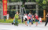 Công an Hà Nội tận tình hướng dẫn người dân xem sơ duyệt sự kiện A80 