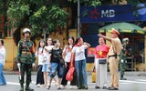 Công an Hà Nội tận tình hướng dẫn người dân xem sơ duyệt sự kiện A80 