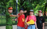 Công an Hà Nội tận tình hướng dẫn người dân xem sơ duyệt sự kiện A80 