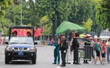Công an Hà Nội tận tình hướng dẫn người dân xem sơ duyệt sự kiện A80 