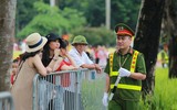 Công an Hà Nội tận tình hướng dẫn người dân xem sơ duyệt sự kiện A80 