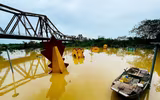 Cận cảnh những ngôi nhà ở bãi giữa sông Hồng ngập sát nóc do nước lũ