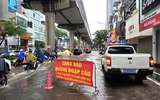 Công an Hà Nội dầm mình trong mưa bão hỗ trợ người dân, điều tiết giao thông