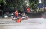 Lực lượng Công an nỗ lực giúp dân, gia cố đê sông Cầu ứng phó mưa lũ