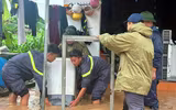Lực lượng Công an nỗ lực giúp dân, gia cố đê sông Cầu ứng phó mưa lũ