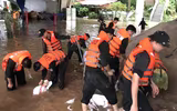 Lực lượng Công an nỗ lực giúp dân, gia cố đê sông Cầu ứng phó mưa lũ