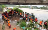 Lực lượng Công an nỗ lực giúp dân, gia cố đê sông Cầu ứng phó mưa lũ