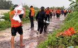 Lực lượng Công an nỗ lực giúp dân, gia cố đê sông Cầu ứng phó mưa lũ