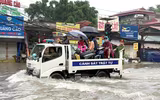 Công an Hà Nội dầm mình trong mưa bão hỗ trợ người dân, điều tiết giao thông