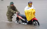 Công an Hà Nội dầm mình trong mưa bão hỗ trợ người dân, điều tiết giao thông