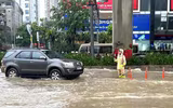 Công an Hà Nội dầm mình trong mưa bão hỗ trợ người dân, điều tiết giao thông