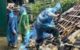 Lực lượng Công an nỗ lực giúp dân, gia cố đê sông Cầu ứng phó mưa lũ