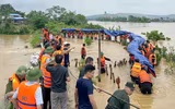 Lực lượng Công an nỗ lực giúp dân, gia cố đê sông Cầu ứng phó mưa lũ