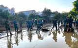 Công an Cao Bằng lội bùn dọn dẹp, giúp dân ổn định cuộc sống