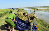 Công an Hà Nội ngâm mình trong ‘biển nước’, đưa người dân đến vùng an toàn