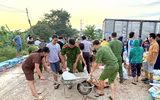 Công an Hà Nội ngâm mình trong ‘biển nước’, đưa người dân đến vùng an toàn