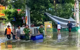 Công an Hà Nội ngâm mình trong ‘biển nước’, đưa người dân đến vùng an toàn