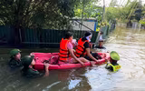 Công an Hà Nội ngâm mình trong ‘biển nước’, đưa người dân đến vùng an toàn