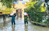 Công an Hà Nội ngâm mình trong ‘biển nước’, đưa người dân đến vùng an toàn