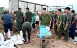 Công an Hà Nội ngâm mình trong ‘biển nước’, đưa người dân đến vùng an toàn