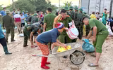 Công an Hà Nội ngâm mình trong ‘biển nước’, đưa người dân đến vùng an toàn