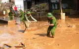 Công an Cao Bằng lội bùn dọn dẹp, giúp dân ổn định cuộc sống
