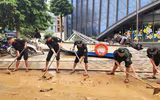 Công an Cao Bằng lội bùn dọn dẹp, giúp dân ổn định cuộc sống