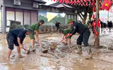 Công an Cao Bằng lội bùn dọn dẹp, giúp dân ổn định cuộc sống
