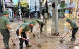 Công an Cao Bằng lội bùn dọn dẹp, giúp dân ổn định cuộc sống