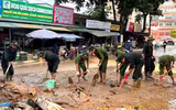 Công an Cao Bằng lội bùn dọn dẹp, giúp dân ổn định cuộc sống