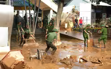 Công an Cao Bằng lội bùn dọn dẹp, giúp dân ổn định cuộc sống