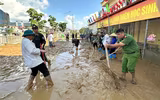 Công an Cao Bằng lội bùn dọn dẹp, giúp dân ổn định cuộc sống