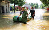 Công an Hà Nội ngâm mình trong ‘biển nước’, đưa người dân đến vùng an toàn