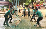 Công an Cao Bằng lội bùn dọn dẹp, giúp dân ổn định cuộc sống
