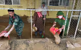 Công an Cao Bằng lội bùn dọn dẹp, giúp dân ổn định cuộc sống