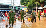 Công an Cao Bằng lội bùn dọn dẹp, giúp dân ổn định cuộc sống