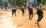 Công an Cao Bằng lội bùn dọn dẹp, giúp dân ổn định cuộc sống
