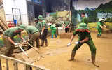Công an Cao Bằng lội bùn dọn dẹp, giúp dân ổn định cuộc sống