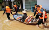 Công an Hà Nội ngâm mình trong ‘biển nước’, đưa người dân đến vùng an toàn
