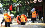Công an Hà Nội ngâm mình trong ‘biển nước’, đưa người dân đến vùng an toàn
